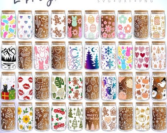 Op de afbeelding: Een set van 36 digitale ontwerpen voor 473 ml glazen potten wikkels. De ontwerpen omvatten een verscheidenheid aan thema's, zoals Kerstmis, Halloween, Pasen en alledaagse ontwerpen. De ontwerpen zijn in SVG, DXF en PNG-formaten.