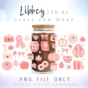 Puede incluir: Un envoltorio de lata de vidrio transparente con tapa de madera, lleno de un líquido oscuro. El diseño incluye ilustraciones rosas con temática otoñal, como calabazas, hojas y lazos. El texto en la imagen dice "Libbey | 16 oz GLASS CAN WRAP" y "PNG FILE ONLY".