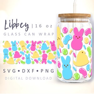 Puede incluir: Un diseño descargable digital para una envoltura de lata de vidrio de 473 ml con un patrón de formas de conejitos rosas, azules y amarillos pastel, formas de caramelos de goma y chispas. El texto "Libbey" y "Glass Can Wrap" está incluido en el diseño. El diseño también se muestra en una lata de vidrio transparente con una tapa de madera.