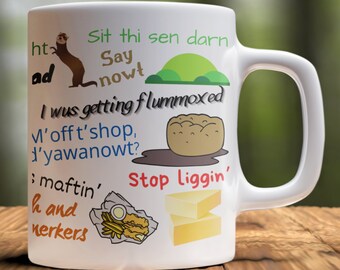 Può includere: Una tazza in ceramica bianca con un furetto di cartone animato nero e marrone, una collina verde e testo che dice "Sit thi sen darn Say nowt I wus getting flummoxed M'offt'shop, d'yawanowt? maftin' Stop Liggin' hand nerkers".