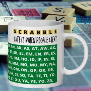 Taza de SCRABBLE, Palabras de dos letras: "Odio cuando la gente hace trampas", Hoja de trucos, Regalo para jugadores/adictos de Scrabble, Amante del Scrabble, Juego de mesa de Scrabble