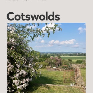 Puede incluir: Una vista de un campo verde exuberante con un muro de piedra y una puerta de metal en primer plano. Un arbusto blanco en flor se encuentra en la esquina izquierda de la imagen. El cielo es azul con nubes blancas. El texto "Cotswolds" está en la parte superior central de la imagen.