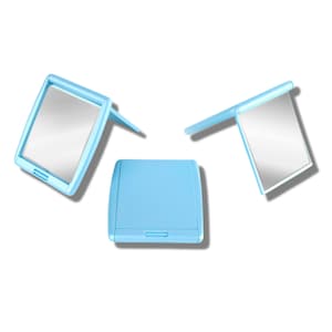 Puede incluir: Tres espejos compactos de color azul claro con una superficie reflectante. Los espejos están doblados en diferentes posiciones.