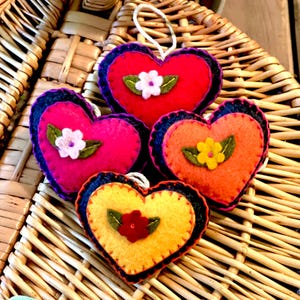 Felt Heart Ornament Set – Decorative Valentine Hearts with Flowers – Handmade Felt Gift for Valentine’s Day or Year-Round Love Decor