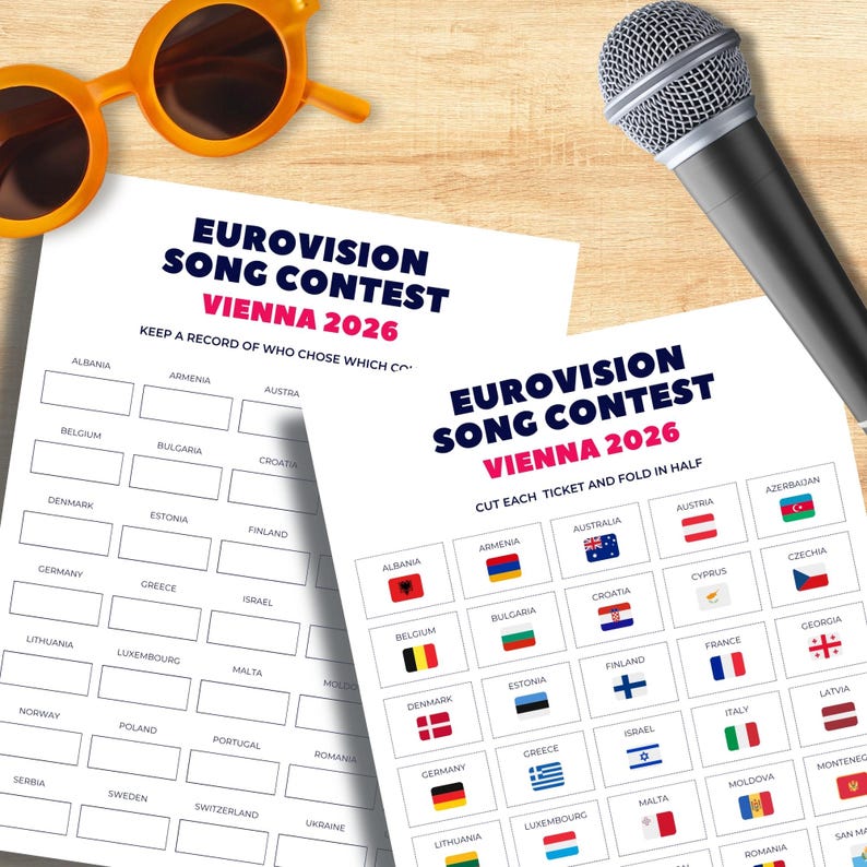 Puede incluir: Dos hojas de papel blancas con el texto "EUROVISION SONG CONTEST VIENNA 2026" en azul y rojo. Una hoja tiene casillas para rellenar, la otra tiene banderas de pa&iacute;ses. Un micr&oacute;fono negro y gafas de sol naranjas tambi&eacute;n est&aacute;n en la imagen.