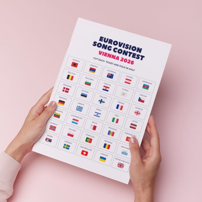 Puede incluir: Un papel blanco con el texto "EUROVISION SONG CONTEST VIENNA 2026" y banderas de pa&iacute;ses. El papel est&aacute; sostenido por dos manos sobre un fondo rosa. El texto indica cortar cada boleto y doblarlo por la mitad.