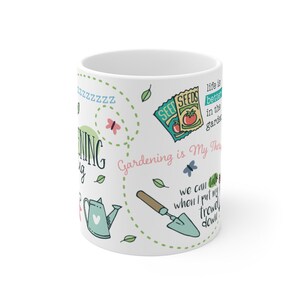 Puede incluir: Taza de cer&aacute;mica blanca con un dise&ntilde;o verde, rosa y azul con ilustraciones y texto sobre el tema de la jardiner&iacute;a. El texto dice "La jardiner&iacute;a es mi terapia" y "La vida es mejor en el jard&iacute;n".