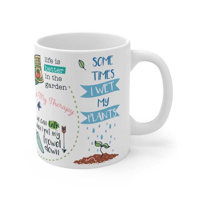 Puede incluir: Taza de cer&aacute;mica blanca con un dise&ntilde;o de tem&aacute;tica de jardiner&iacute;a. La taza presenta el texto "life is better in the garden", "It's My Therapy", "We can talk when I put my trowel down", "Some Times I Wet My Plants".