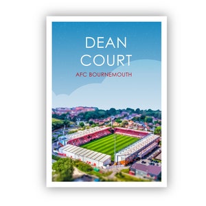 Può includere: Una vista aerea di Dean Court, lo stadio di casa dell'AFC Bournemouth, un club di calcio a Bournemouth, in Inghilterra. Lo stadio è circondato da erba verde e alberi, con un cielo blu sullo sfondo.