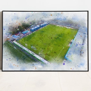 Könnte beinhalten: Ein Aquarellbild eines Fußballfeldes mit blauen und weißen Tribünen. Das Feld ist grün und von einer weißen Linie umgeben. Das Bild hat einen hellblauen und weißen Hintergrund mit Farbspritzern.
