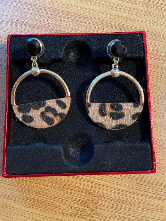Half leopard theme drop earrings - image 4