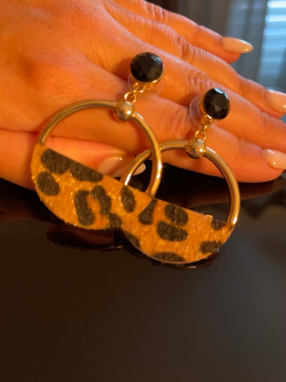 Half leopard theme drop earrings - image 1