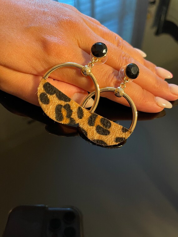 Half leopard theme drop earrings - image 2