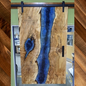 Individuelle Epoxidharz Fluss Live Edge Scheunenschiebetür | Handgefertigt in CT USA