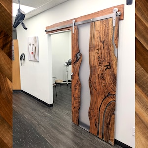 Individuelle Epoxidharz Fluss Live Edge Scheunenschiebetür | Handgefertigt in CT USA