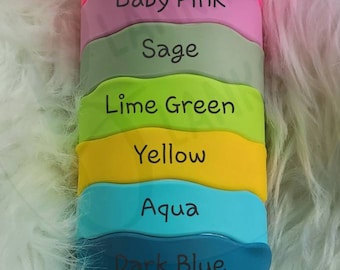 Könnte beinhalten: Ein Stapel von acht bunten Bechern mit verschiedenen Farben und Namen: Lila, Pink, Babyrosa, Salbei, Limettengrün, Gelb, Aqua und Dunkelblau.