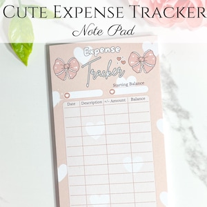Peut inclure: Un bloc-notes rose pour le suivi des dépenses avec le texte "CUTE EXPENSE TRACKER Note Pad". Le bloc-notes comporte une grille pour le suivi des dépenses, avec des nœuds et des cœurs décoratifs. Comprend l'espace pour la date, la description, le montant et le solde.