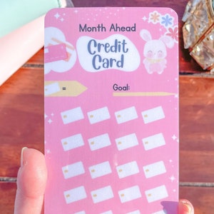 Tarjeta de crédito con un mes de anticipación Reto de ahorro / Rastreador de dinero / Laminado / Para inserción de sobre en efectivo / Se adapta a carpeta A6 / Reutilizable