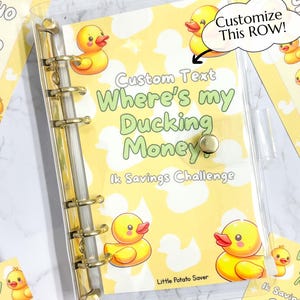 Puede incluir: Un archivador de plástico transparente con una cubierta amarilla y blanca con un diseño de pato de dibujos animados. La cubierta tiene el texto "Custom Text Where's my Ducking Money! 1k Savings Challenge" y "Little Potato Saver".