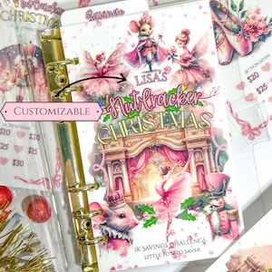Puede incluir: Un archivador personalizable del desafío de ahorro de Navidad Cascanueces con una carpeta de anillas dorada. La portada presenta ilustraciones de hadas, ratones y bailarinas de ballet en rosa y blanco. El texto incluye "LISA'S Nutcracker CHRISTMAS".