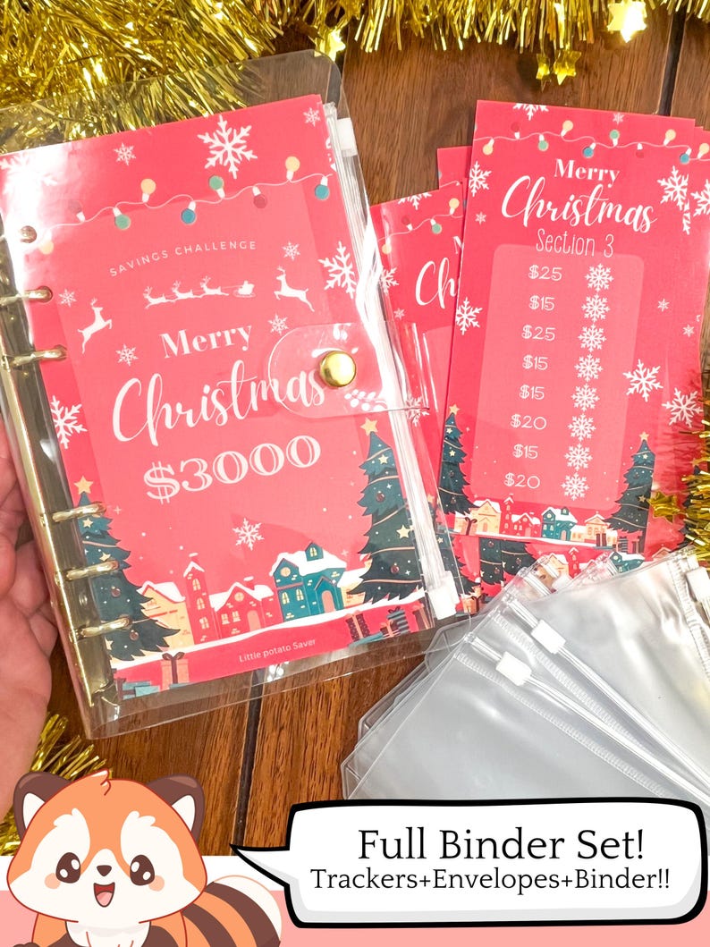 Pode incluir: Uma pasta de pl&aacute;stico transparente com uma capa vermelha e branca com tema natalino. A capa tem o texto "Feliz Natal 3000 &euro;" e uma pequena ilustra&ccedil;&atilde;o de uma &aacute;rvore de Natal e casas. A pasta est&aacute; aberta para revelar uma p&aacute;gina com um rastreador de desafio de poupan&ccedil;a. H&aacute; tamb&eacute;m v&aacute;rios cart&otilde;es vermelhos e brancos com tema natalino com o texto "Feliz Natal Se&ccedil;&atilde;o 3" e uma lista de quantias em euros. Os cart&otilde;es est&atilde;o em um envelope de pl&aacute;stico transparente. A imagem tamb&eacute;m inclui um pequeno personagem de desenho animado de panda vermelho com um bal&atilde;o de fala que diz "Conjunto completo de pastas! Rastreadores + Envelopes + Pasta!!"