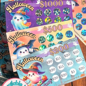 Puede incluir: Un conjunto de cuatro tarjetas de rascar con temática de Halloween con un lindo personaje de fantasma. Las tarjetas presentan diferentes cantidades de premios, incluyendo $1000, $500 y $200. Las tarjetas también tienen un tema de desafío de ahorro.