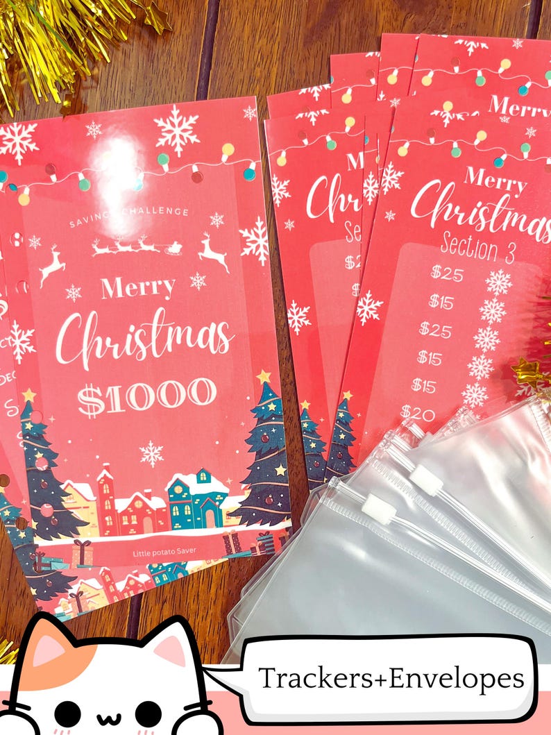 Pode incluir: Um rastreador de poupan&ccedil;a de Natal vermelho e branco com o texto "Feliz Natal 1000 &euro;" e uma ilustra&ccedil;&atilde;o festiva de uma cidade. O rastreador &eacute; acompanhado por envelopes de pl&aacute;stico transparente.