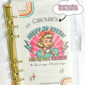Peut inclure: Un classeur transparent avec une reliure dorée et un insert décoratif. L'insert présente une illustration rétro d'une femme tenant une tasse à thé, avec le texte "Caroline's Decaf? No Thanks" et "I like my heart RACING."
