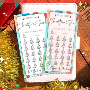 Peut inclure: Deux trackers imprimables de défi d'épargne pour un arbre de Noël. Chaque tracker présente un arbre de Noël avec 30 espaces à colorier au fur et à mesure que vous économisez pour les fêtes. Le texte sur les trackers indique "Christmas Tree Savings Challenge". Les trackers sont imprimés sur du papier blanc avec un fond bleu clair et vert. Le texte "Joyful Colorful Edition" est imprimé en bas de l'image.
