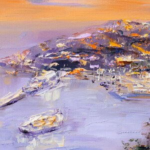 Puede incluir: Una pintura de una ciudad costera con un cielo morado y naranja. La ciudad est&aacute; construida en una ladera y hay barcos en el agua.