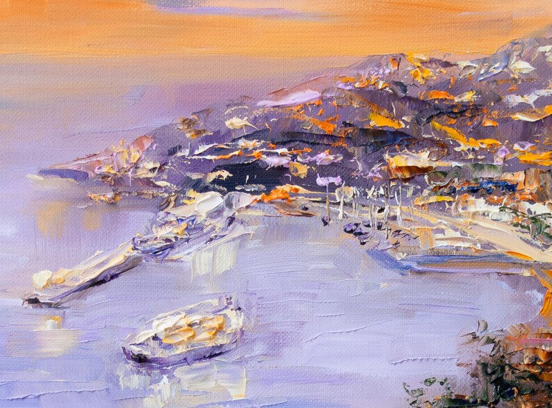 Puede incluir: Una pintura de una ciudad costera con un cielo morado y naranja. La ciudad est&aacute; construida en una ladera y hay barcos en el agua.