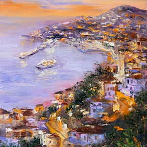 Puede incluir: Una pintura de una ciudad costera con edificios en una ladera que domina una bah&iacute;a con barcos. El cielo es de un suave color p&uacute;rpura y naranja, y el agua es de un azul claro. La pintura est&aacute; realizada en un estilo suelto e impresionista.