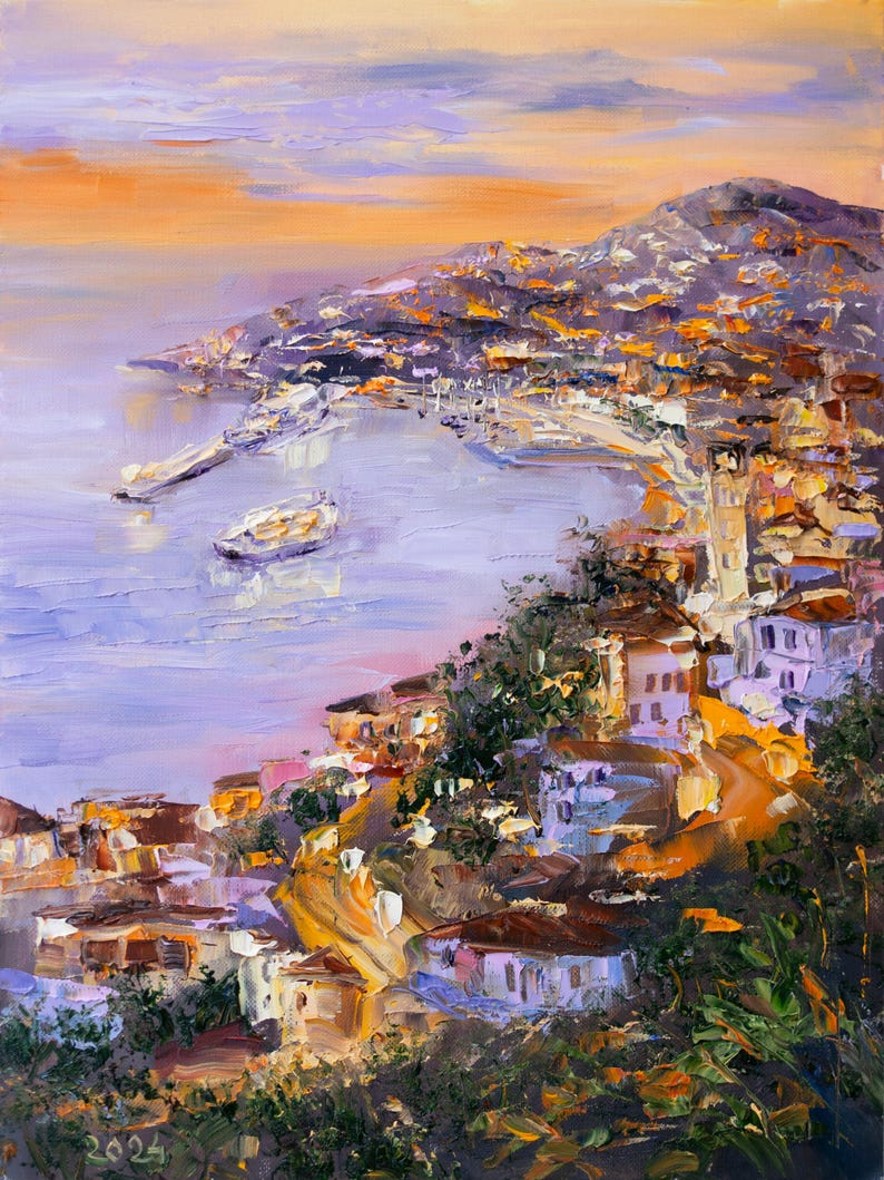 Puede incluir: Una pintura de una ciudad costera con edificios en una ladera que domina una bah&iacute;a con barcos. El cielo es de un suave color p&uacute;rpura y naranja, y el agua es de un azul claro. La pintura est&aacute; realizada en un estilo suelto e impresionista.