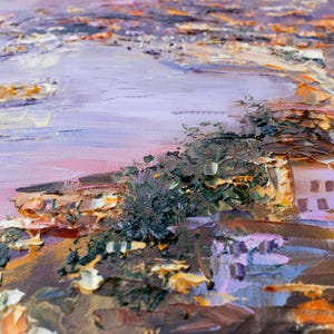 Puede incluir: Un primer plano de una pintura al &oacute;leo que representa una escena costera con un cielo morado y un pueblo construido en un acantilado. La pintura est&aacute; realizada en un estilo impasto grueso, con pinceladas visibles.