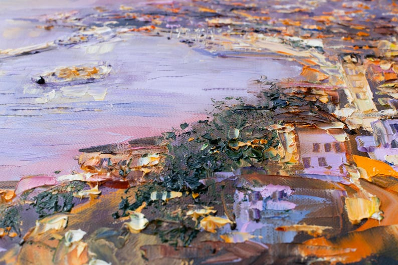 Puede incluir: Un primer plano de una pintura al &oacute;leo que representa una escena costera con un cielo morado y un pueblo construido en un acantilado. La pintura est&aacute; realizada en un estilo impasto grueso, con pinceladas visibles.