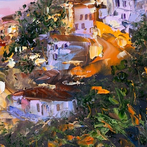 Puede incluir: Una pintura de un pueblo en la ladera de una colina con casas pintadas en tonos de morado, marr&oacute;n y blanco. Las casas est&aacute;n enclavadas entre &aacute;rboles y arbustos verdes, con un camino sinuoso que sube por la colina. El cielo es de un azul suave con toques de rosa y naranja.