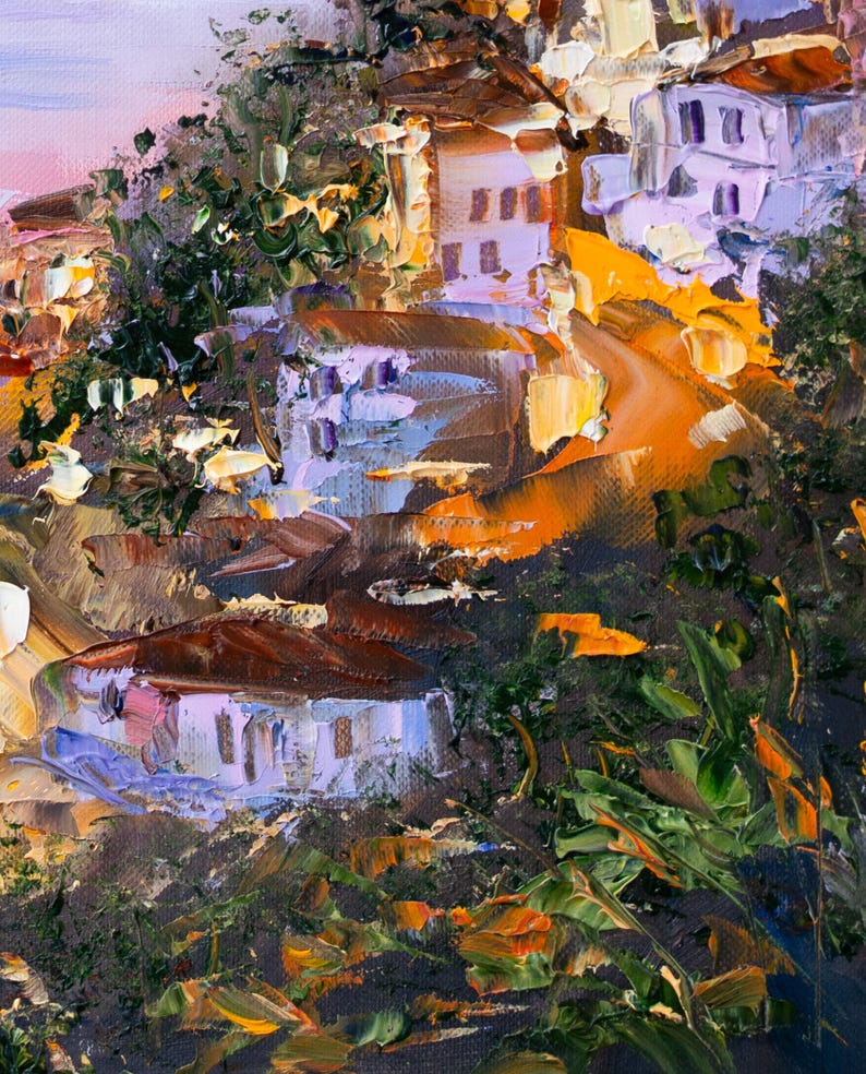 Puede incluir: Una pintura de un pueblo en la ladera de una colina con casas pintadas en tonos de morado, marr&oacute;n y blanco. Las casas est&aacute;n enclavadas entre &aacute;rboles y arbustos verdes, con un camino sinuoso que sube por la colina. El cielo es de un azul suave con toques de rosa y naranja.