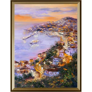 Puede incluir: Una pintura de una ciudad costera con un puerto y barcos. La ciudad est&aacute; construida en una ladera y tiene muchos edificios coloridos. El cielo es de un suave color p&uacute;rpura y naranja, y el agua es de un azul claro. La pintura est&aacute; realizada en un estilo suelto e impresionista.