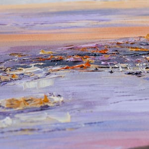 Puede incluir: Pintura abstracta con una superficie texturizada. La pintura presenta una variedad de colores, incluyendo morado, naranja y blanco. La pintura se aplica en trazos gruesos, creando una sensaci&oacute;n de profundidad y movimiento.