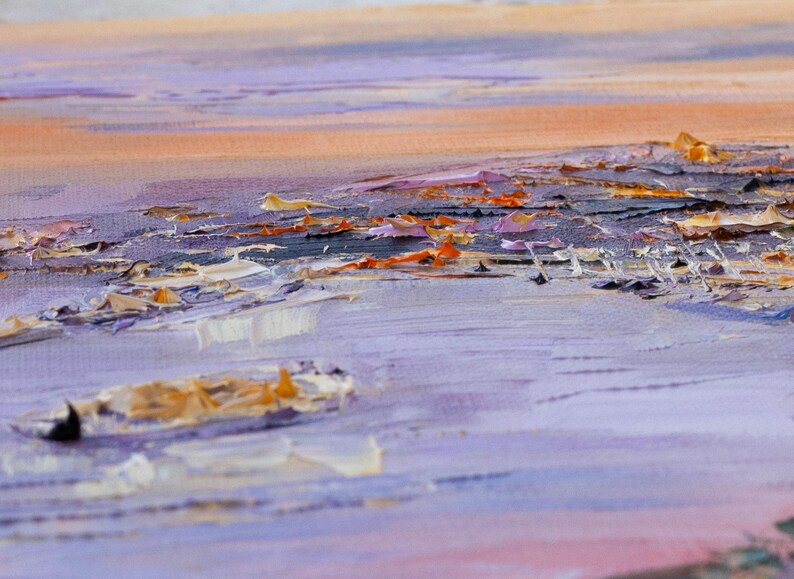 Puede incluir: Pintura abstracta con una superficie texturizada. La pintura presenta una variedad de colores, incluyendo morado, naranja y blanco. La pintura se aplica en trazos gruesos, creando una sensaci&oacute;n de profundidad y movimiento.