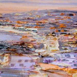 Puede incluir: Primer plano de una pintura abstracta texturizada con tonos de p&uacute;rpura, naranja y marr&oacute;n. La pintura se aplica en capas gruesas, creando un efecto tridimensional.