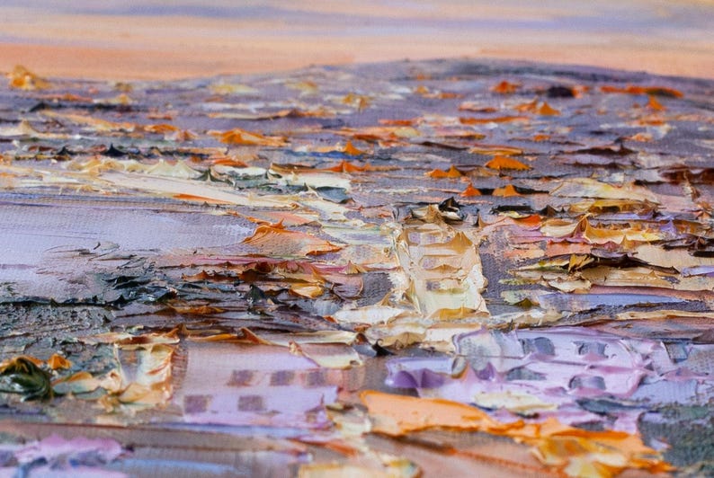 Puede incluir: Primer plano de una pintura abstracta texturizada con tonos de p&uacute;rpura, naranja y marr&oacute;n. La pintura se aplica en capas gruesas, creando un efecto tridimensional.