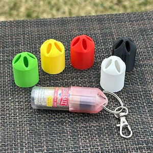 Peut inclure: Un ensemble de cinq sali&egrave;res color&eacute;es imprim&eacute;es en 3D avec une petite bouteille en plastique transparente rose avec un porte-cl&eacute;s argent&eacute;. La bouteille est &eacute;tiquet&eacute;e "Real Salt Fine Sea Salt".
