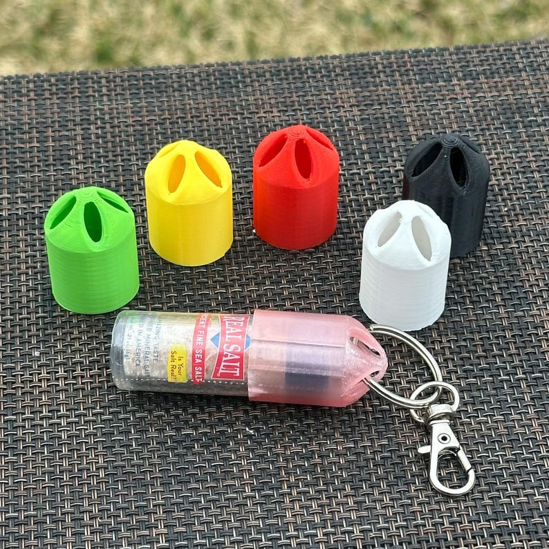 Peut inclure: Un ensemble de cinq sali&egrave;res color&eacute;es imprim&eacute;es en 3D avec une petite bouteille en plastique transparente rose avec un porte-cl&eacute;s argent&eacute;. La bouteille est &eacute;tiquet&eacute;e "Real Salt Fine Sea Salt".