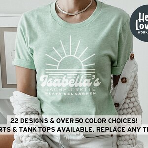 Peut inclure: Un t-shirt vert clair avec un graphique blanc d'un coucher de soleil et le texte "Isabella's Bachelorette Playa Del Carmen".