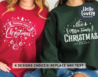 Könnte beinhalten: Zwei rote und grüne Weihnachtspullover mit weißem Text. Der rote Pullover sagt "Johnson Family Christmas" mit einem Banner und Schneeflocken. Der grüne Pullover sagt "Miller Family Christmas 2022" mit einem Haus und Schneeflocken.