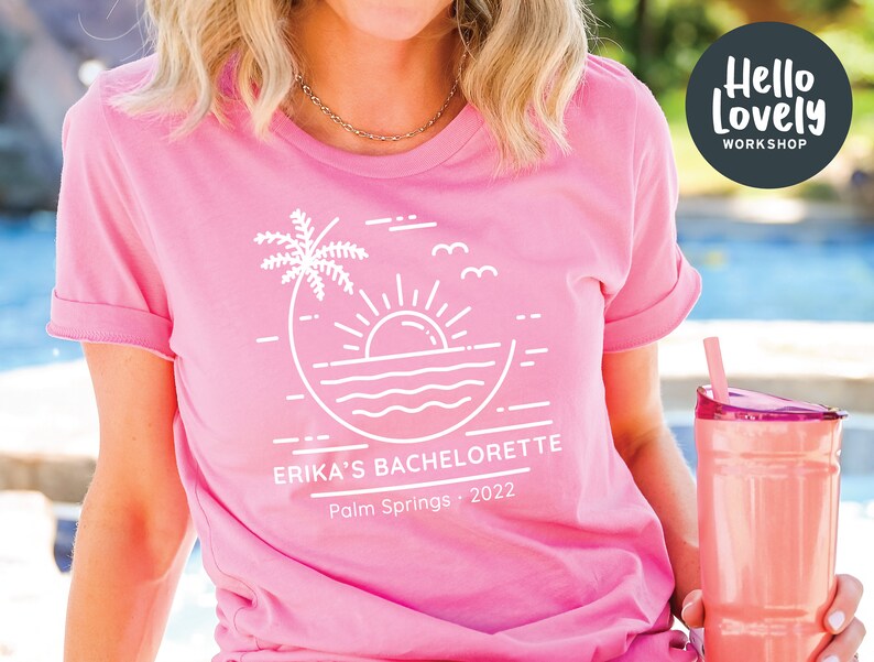 Peut inclure: T-shirt rose avec un graphique blanc d'un palmier, du soleil et des vagues. Le texte "Erika's Bachelorette Palm Springs - 2022" est imprim&eacute; sur le t-shirt.