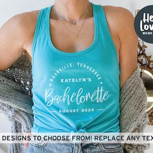 Può includere: Un top a canotta turchese con un design circolare bianco che dice "Nashville, Tennessee, Katelyn's Bachelorette, agosto 2022".