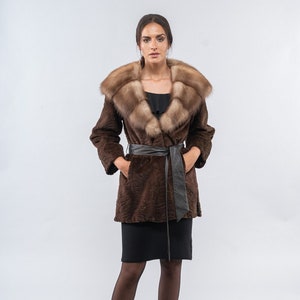 Brauner echter Nerzpelzmantel mit Zobelmarderkapuze, Ledergürtel. Volle Haut geschorener echter Nerzpelz Mantel. Winter Kapuzen Damen Mantel. Geschenk für sie