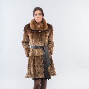 Lange Linie geschorener echter Nerzpelzmantel, Designdetails, Ledergürtel. Voller Haut Nerz Pelzmantel mit Zobel Marder Pelzkragen. Winter Damen Mantel